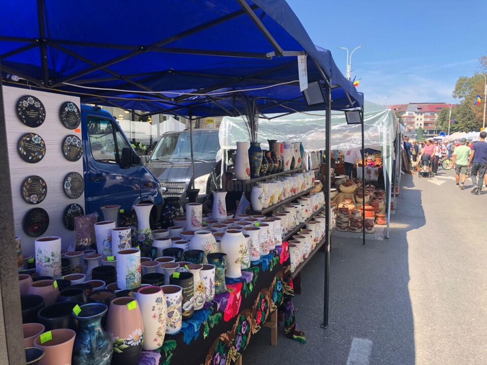 Zeci de meșteri olari din întreaga țară și din străinătate au participat la Târgul „Ochiul de Păun” de la Rădăuți