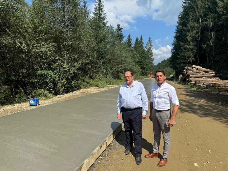 Gheorghe Flutur a verificat lucrările de betonare pe tronsonul de drum Brodina - Brodina de Jos