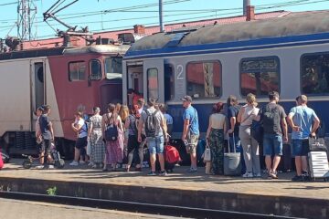 Călători în picioare pe de o parte, alții care nu mai au loc în tren pe de altă parte
