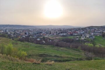 Zona din spatele Mănăstirii Teodoreni unde va fi înființată viitoarea pădure urbană a Sucevei