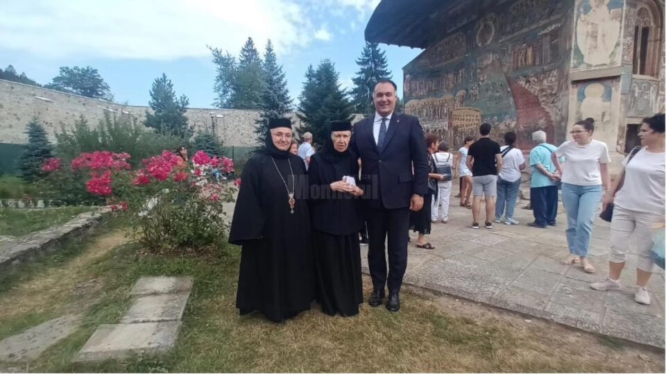 Candidatul pentru președinția României Andi Grosaru a vizitat mănăstirile Humor și Voroneț Candidatul pentru președinția României Andi Grosaru a vizitat mănăstirile Humor și Voroneț
