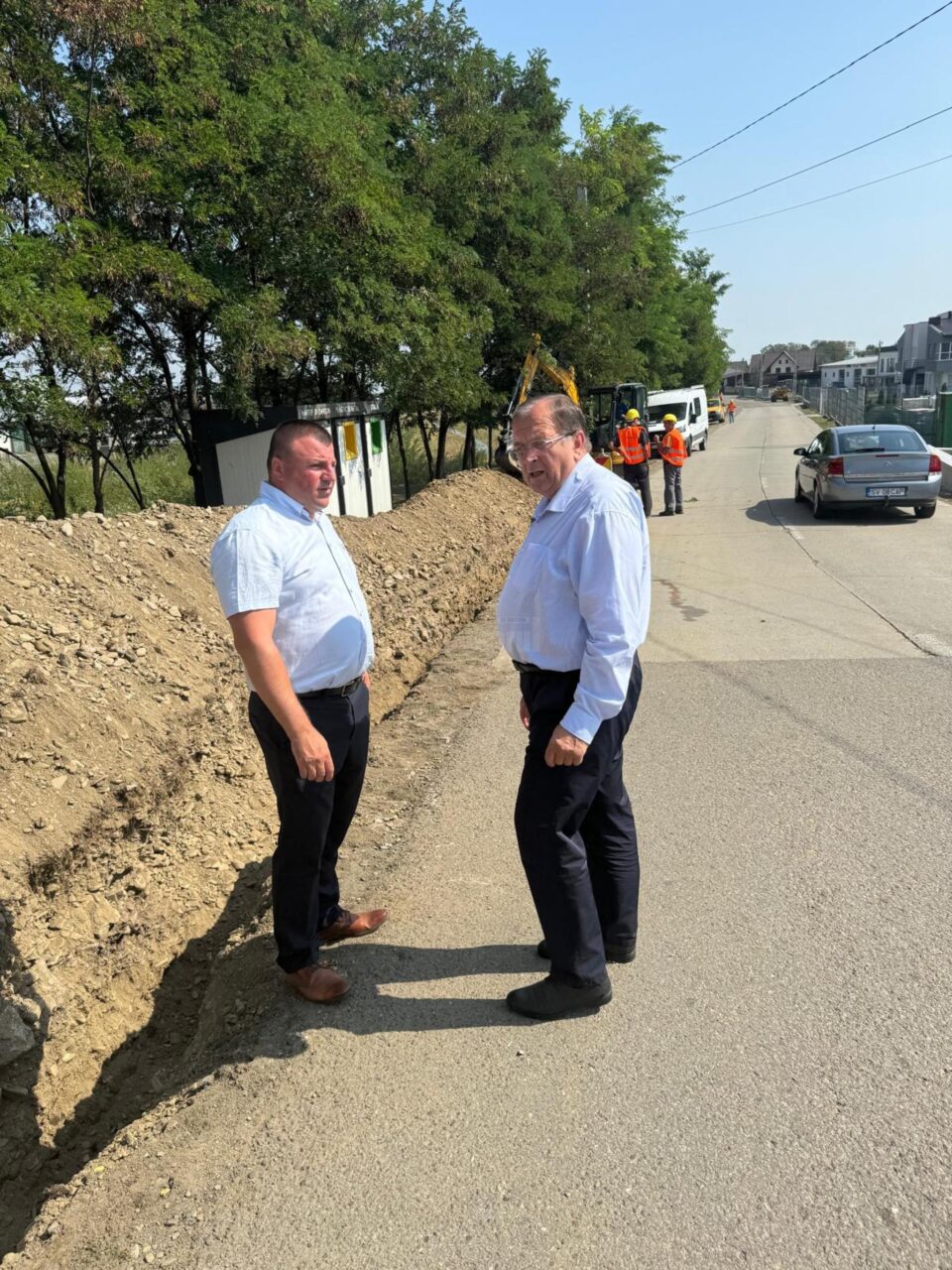 Gheorghe Flutur alături de primarul Gheorghe Lazăr la începerea lucrărilor la noua aducțiune de gaz din comuna Marginea Gheorghe Flutur alături de primarul Gheorghe Lazăr la începerea lucrărilor la noua aducțiune de gaz din comuna Marginea