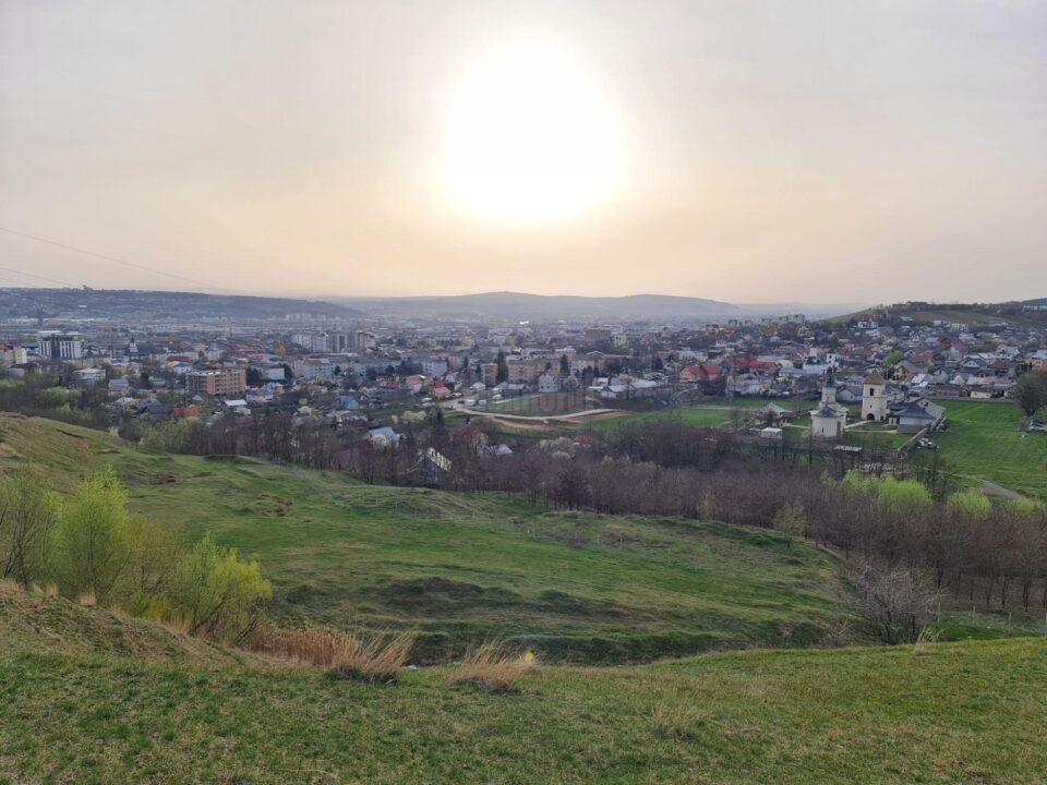 Zona din spatele Mănăstirii Teodoreni unde va fi înființată viitoarea pădure urbană a Sucevei Zona din spatele Mănăstirii Teodoreni unde va fi înființată viitoarea pădure urbană a Sucevei