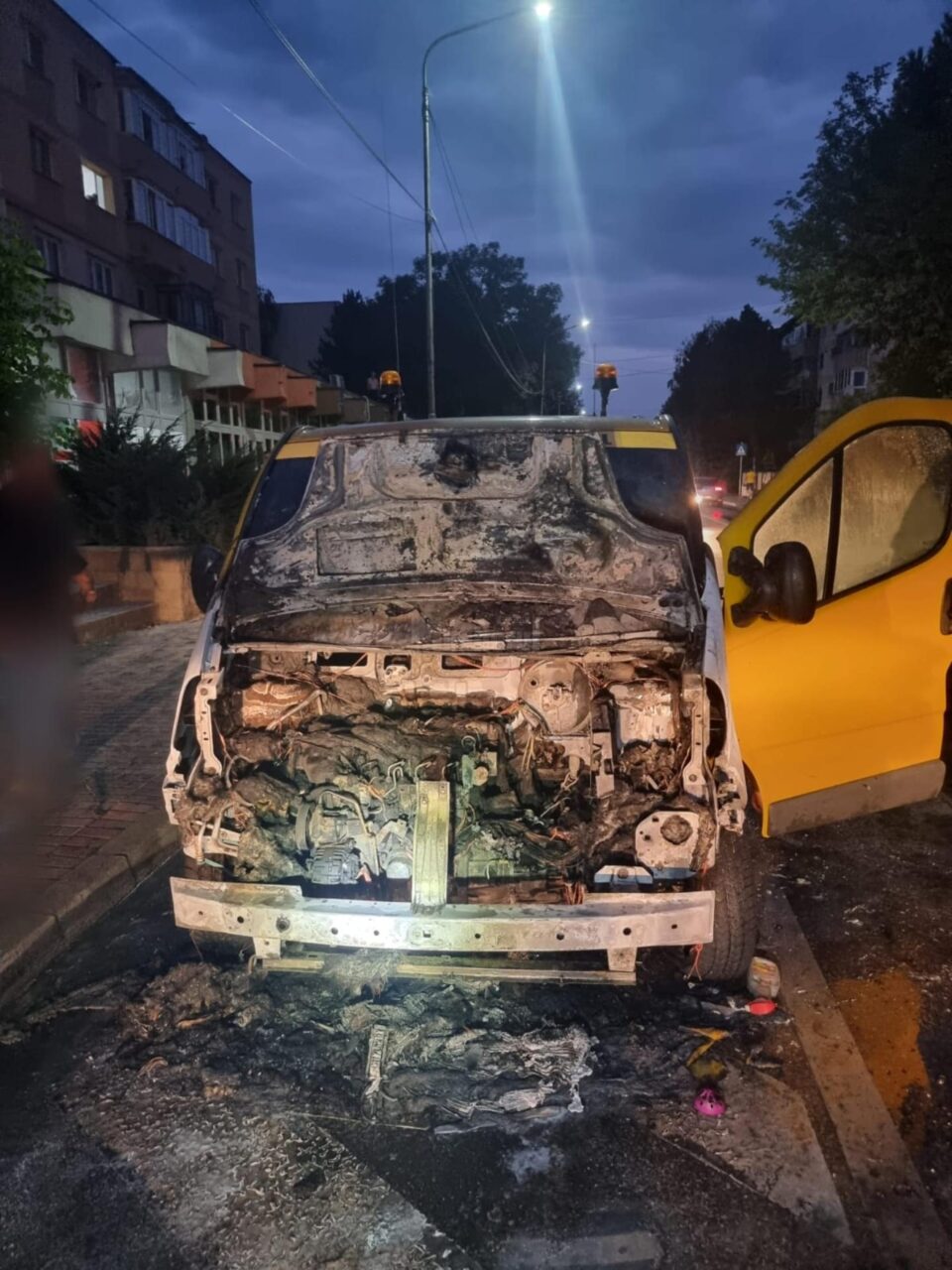 Mașina care a ars, miercuri seară, la Rădăuți