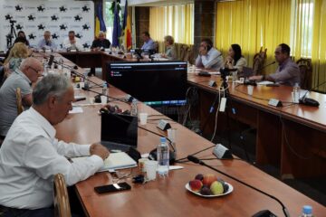 Consilierii PNL, PSD, USR și PMP s-au situat de aceeași parte a „baricadei”, contra primarului Ion Lungu și a secretarului municipiului, Ioan Ciutac