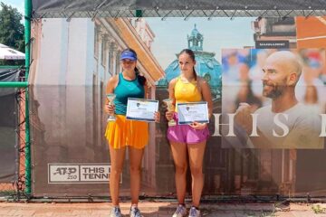 Maya Rotari, în dreapta imaginii, alături de adversara sa din finală