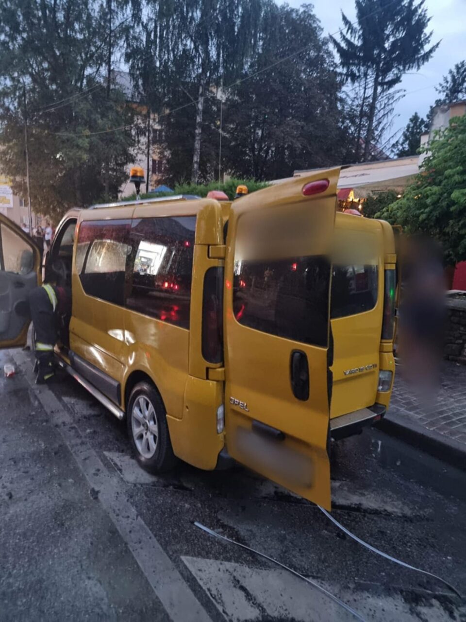 Mașina care a ars, miercuri seară, la Rădăuți