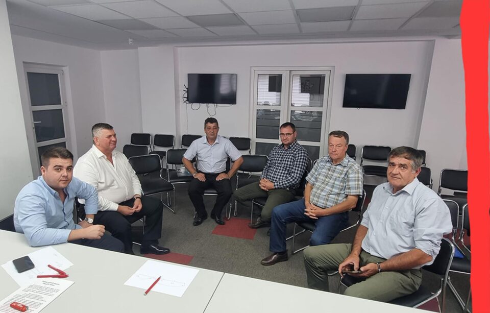 Primarul din Crucea și trei mineri pensionari de la CNU au fost în audiență la Gheorghe Șoldan Primarul din Crucea și trei mineri pensionari de la CNU au fost în audiență la Gheorghe Șoldan