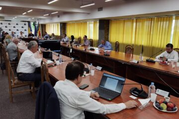 Consilierii PNL, PSD, USR și PMP s-au situat de aceeași parte a „baricadei”, contra primarului Ion Lungu și a secretarului municipiului, Ioan Ciutac