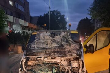 Mașina care a ars, miercuri seară, la Rădăuți