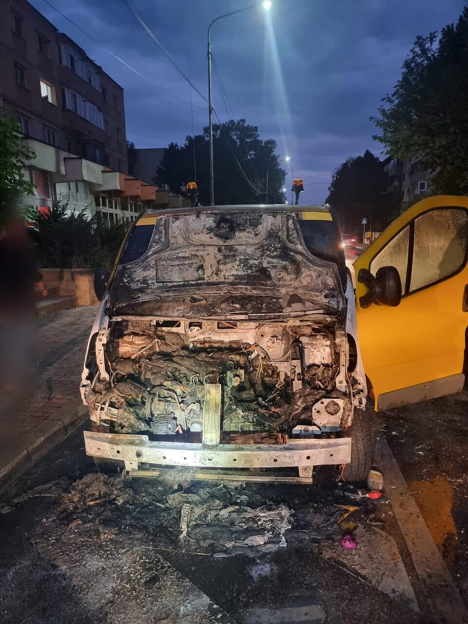 Mașina care a ars, miercuri seară, la Rădăuți