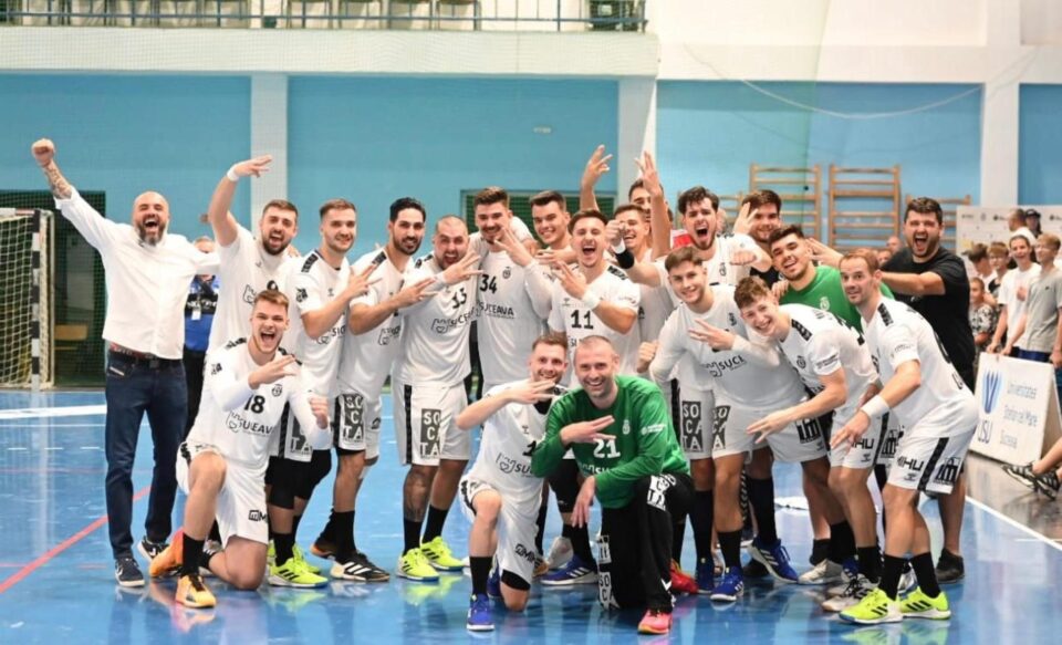 Universitarii, descatusati dupa succesul cu Steaua. Foto - Artistul