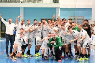 Universitarii, descatusati dupa succesul cu Steaua. Foto - Artistul