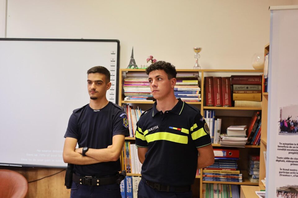 Darie Asandei, elev la Școala de Agenți de Poliție „Vasile Lascăr” Câmpina, și Adrian-Ionuț Gontaru, elev la Școala de Agenți de Poliție „Septimiu Mureșan” Cluj-Napoca