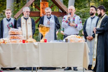 Troiță amplasată în pădurea Adâncata, la locul numit „Podul Călugărului”, sfințită, sâmbătă, de un sobor de preoți, în prezența ctitorilor Foto Casian Mitu