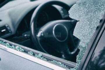 Spărgeau geamurile la mașini pentru a fura diferite bunuri (foto generic)