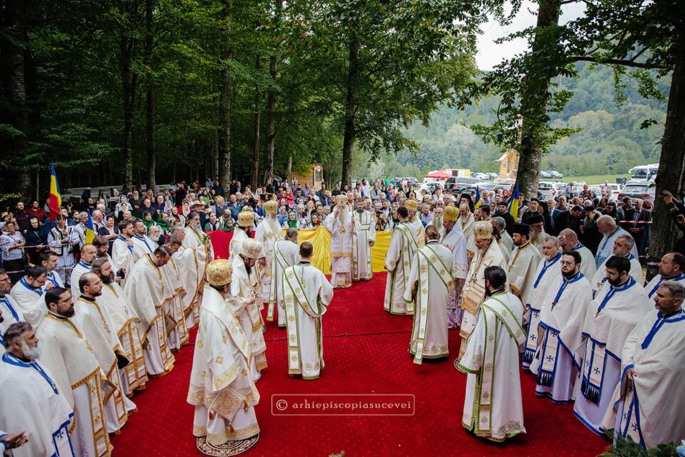 Bucurie împătrită la Sihăstria Râșcăi, în ziua prăznuirii ocrotitorului său, Sfântul Ioan, episcopul Romanului Bucurie împătrită la Sihăstria Râșcăi, în ziua prăznuirii ocrotitorului său, Sfântul Ioan, episcopul Romanului