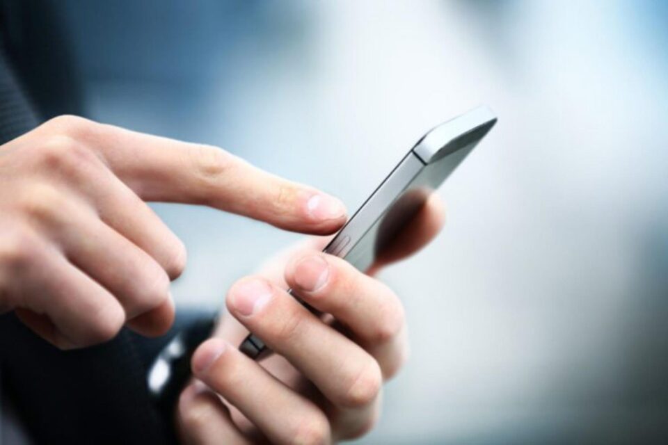 Specialistul care a verificat telefonul i-a transmis că acesta este o replică bine realizată. Foto unimedia.info Specialistul care a verificat telefonul i-a transmis că acesta este o replică bine realizată. Foto unimedia.info