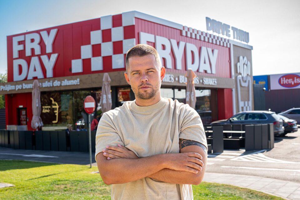 Fryday, brandul sucevean renumit pentru burgerii săi smash delicioși și cartofii prăjiți în ulei de alune, se întoarce acasă! Fryday, brandul sucevean renumit pentru burgerii săi smash delicioși și cartofii prăjiți în ulei de alune, se întoarce acasă!