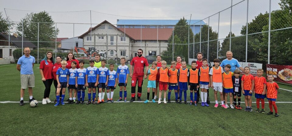 16 copii ucraineni și 16 copii români, adică 4 echipe de fotbal, au participat la o competiție sportivă