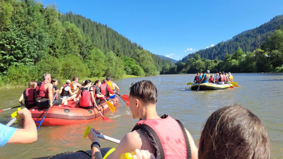 Tinerii ATOS la Rafting pe râul Bistrița