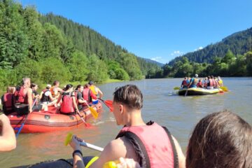 Tinerii ATOS la Rafting pe râul Bistrița