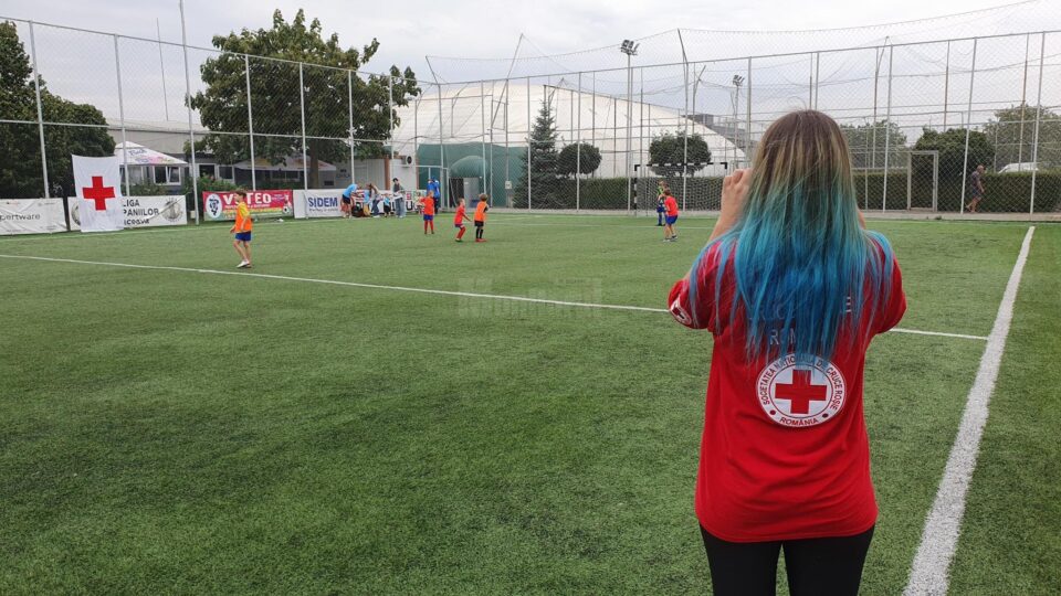 16 copii ucraineni și 16 copii români, adică 4 echipe de fotbal, au participat la o competiție sportivă