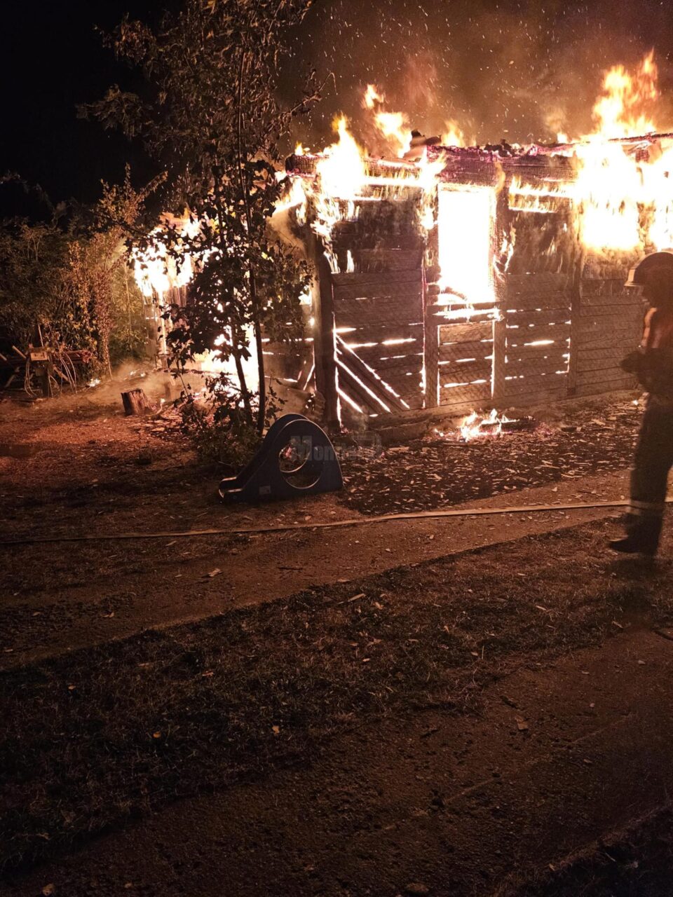 Casă bătrânească distrusă în incendiu