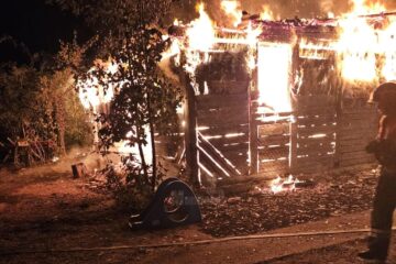 Casă bătrânească distrusă în incendiu