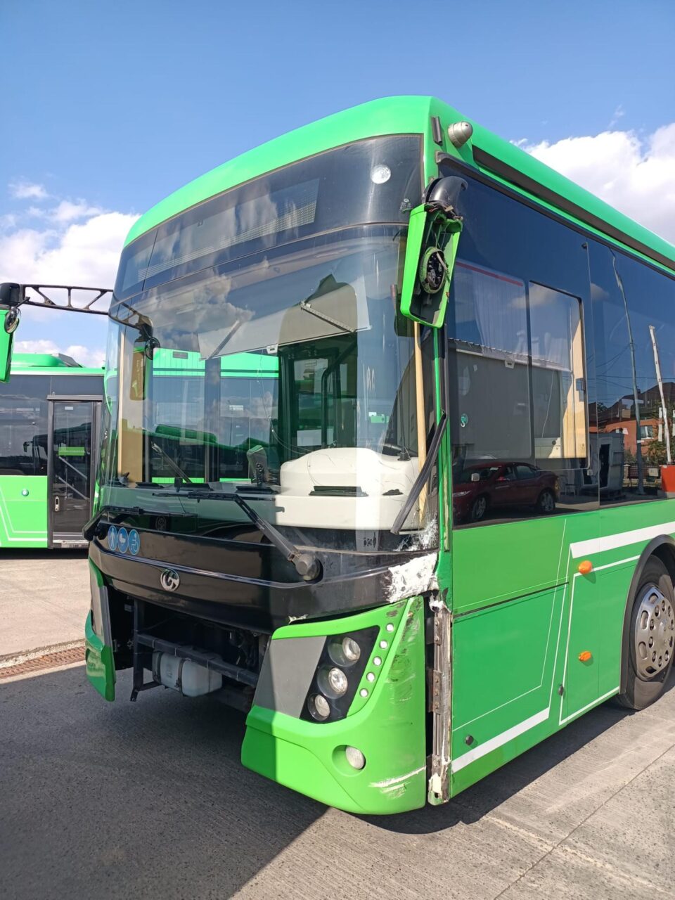 Unul din autobuzele TPl implicate în accident