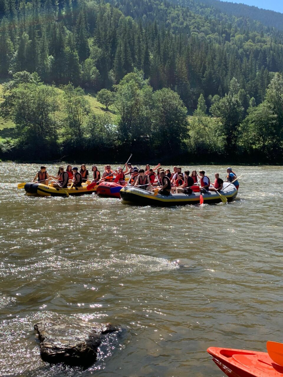 Tinerii ATOS la Rafting pe râul Bistrița