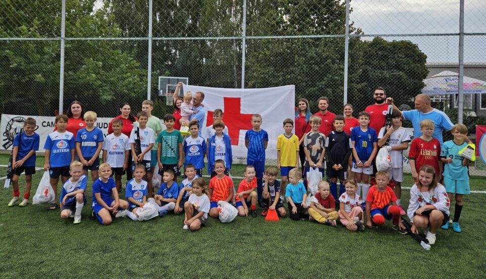 16 copii ucraineni și 16 copii români, adică 4 echipe de fotbal, au participat la o competiție sportivă