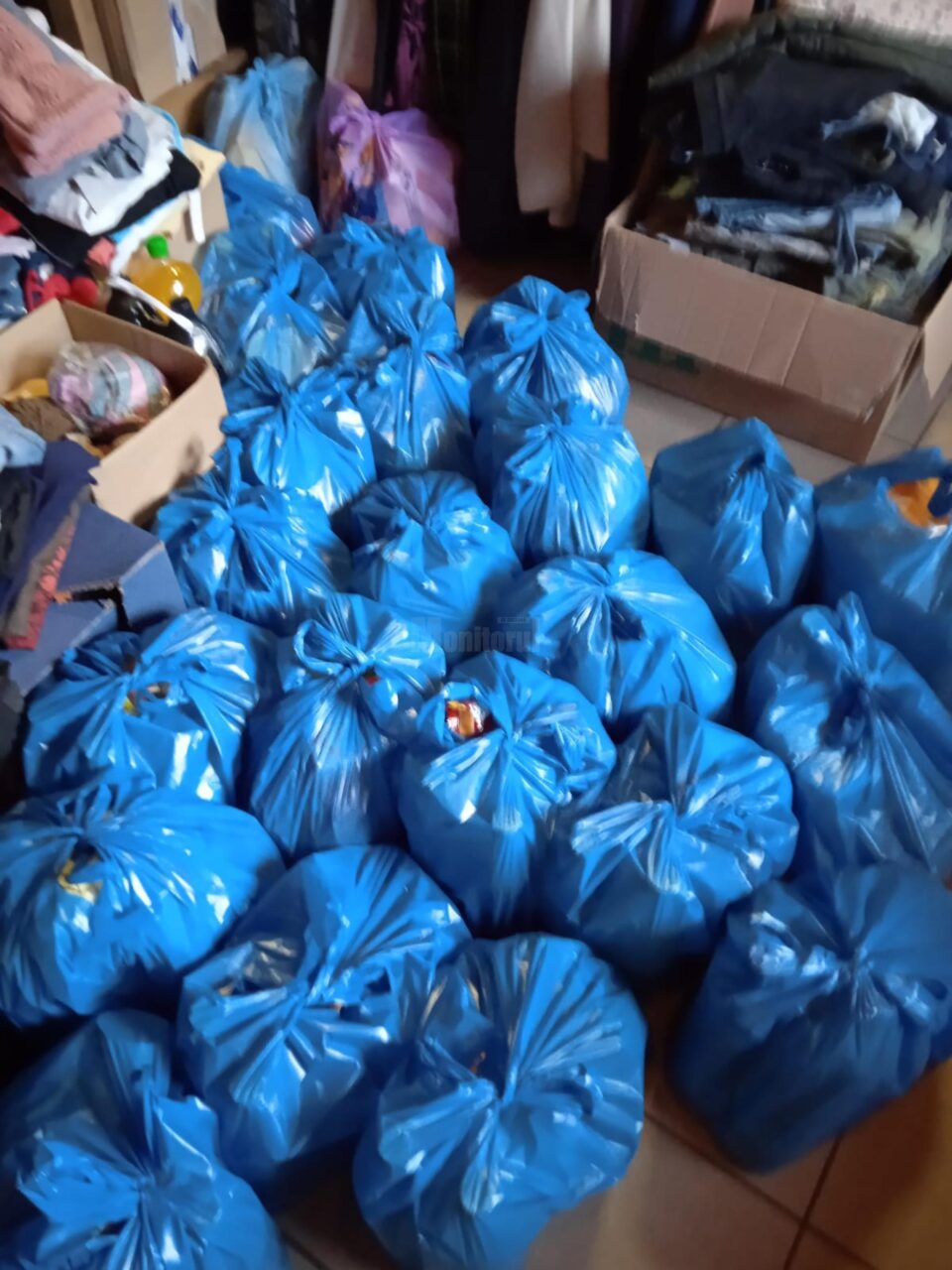 Crucea Roșie Suceava a împărțit pachete cu alimente către 30 de familii cu copii din zona Gura Humorului