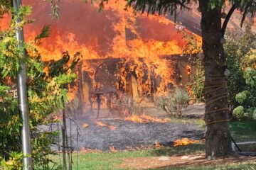 Un puternic incendiu a făcut scrum o casă în orașul Gura Humorului