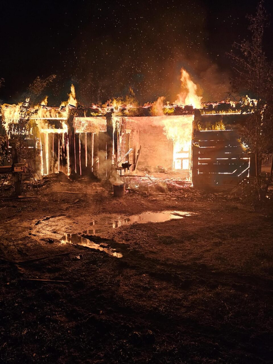 Casă bătrânească distrusă în incendiu