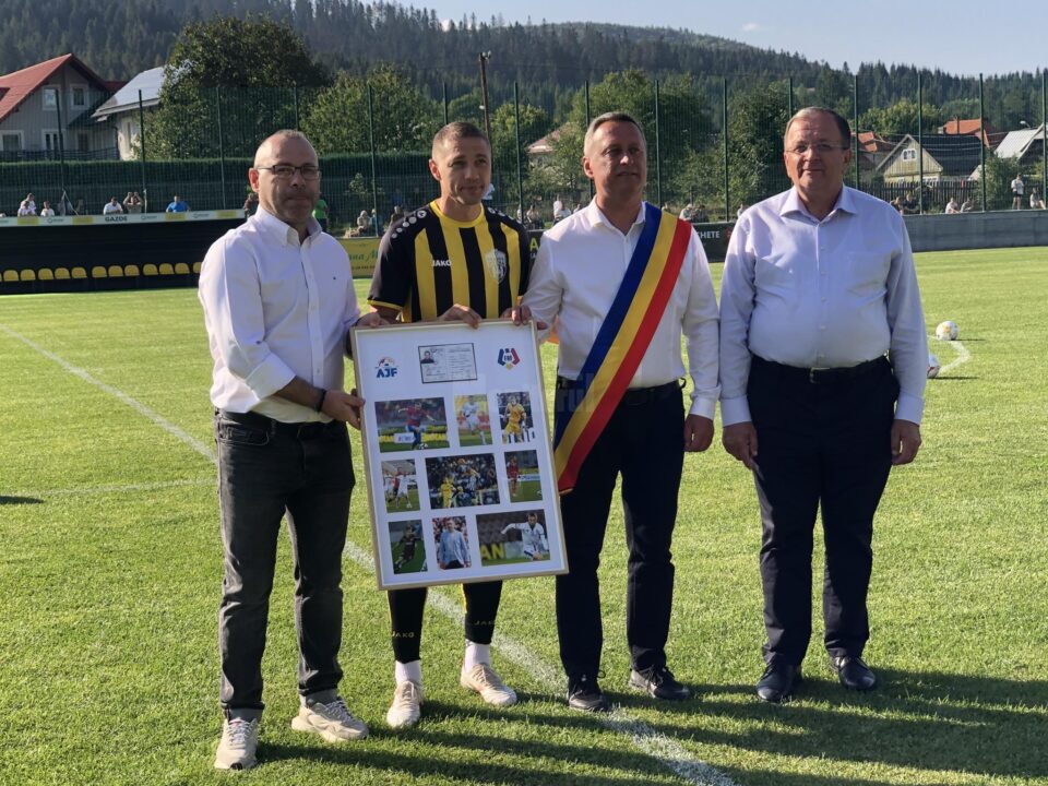 Fotbaliști din „generația de aur” a României, prezenți la meciul de retragere a internaționalului sucevean Mihai Roman