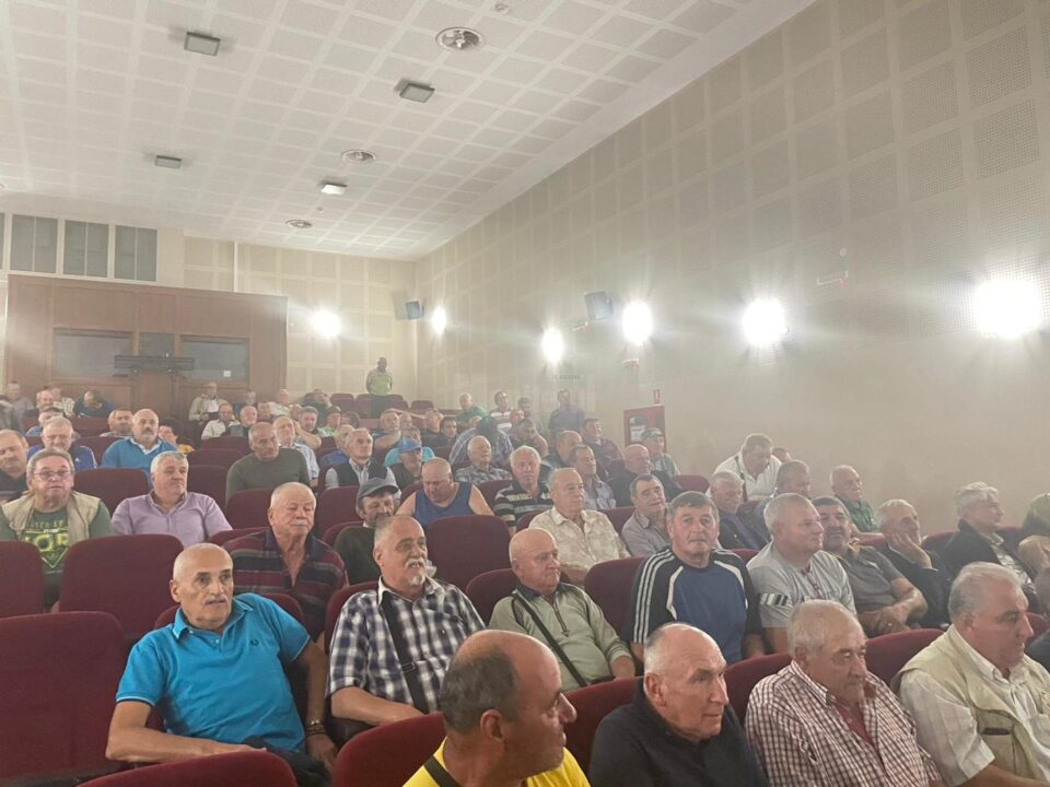Zeci de foști angajați ai Combinatului Minier Gura Humorului s-au adunat vineri pentru o întâlnire cu parlamentarii suceveni