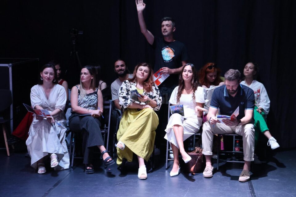 „Iepurele alb, iepurele roșu”