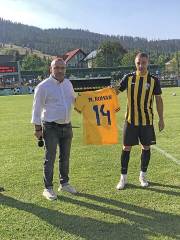 Fostul internațional sucevean Mihai Roman a primit cadou un tricou cu numărul său semnat de actualii componenți ai Naționalei de fotbal