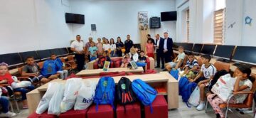 Peste 100 de ghiozdane echipate cu rechizite școlare și dulciuri, oferite elevilor din medii defavorizate