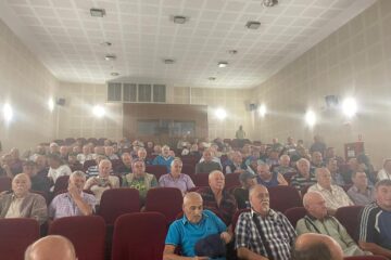 Zeci de foști angajați ai Combinatului Minier Gura Humorului s-au adunat vineri pentru o întâlnire cu parlamentarii suceveni