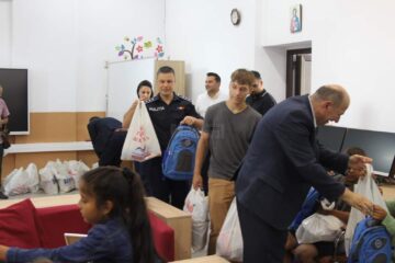 Peste 100 de ghiozdane echipate cu rechizite școlare și dulciuri, oferite elevilor din medii defavorizate