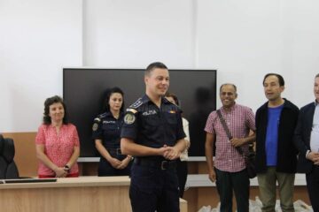 Peste 100 de ghiozdane echipate cu rechizite școlare și dulciuri, oferite elevilor din medii defavorizate
