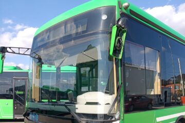 Două autobuze ale TPL s-au ciocnit în sensul giratoriu de la Bazar