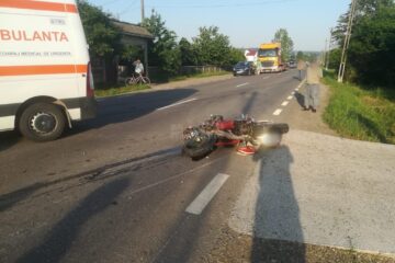 Trei tineri pe motociclete, răniți din cauza unor șoferi care i-au ignorat în trafic (fotografie generică)
