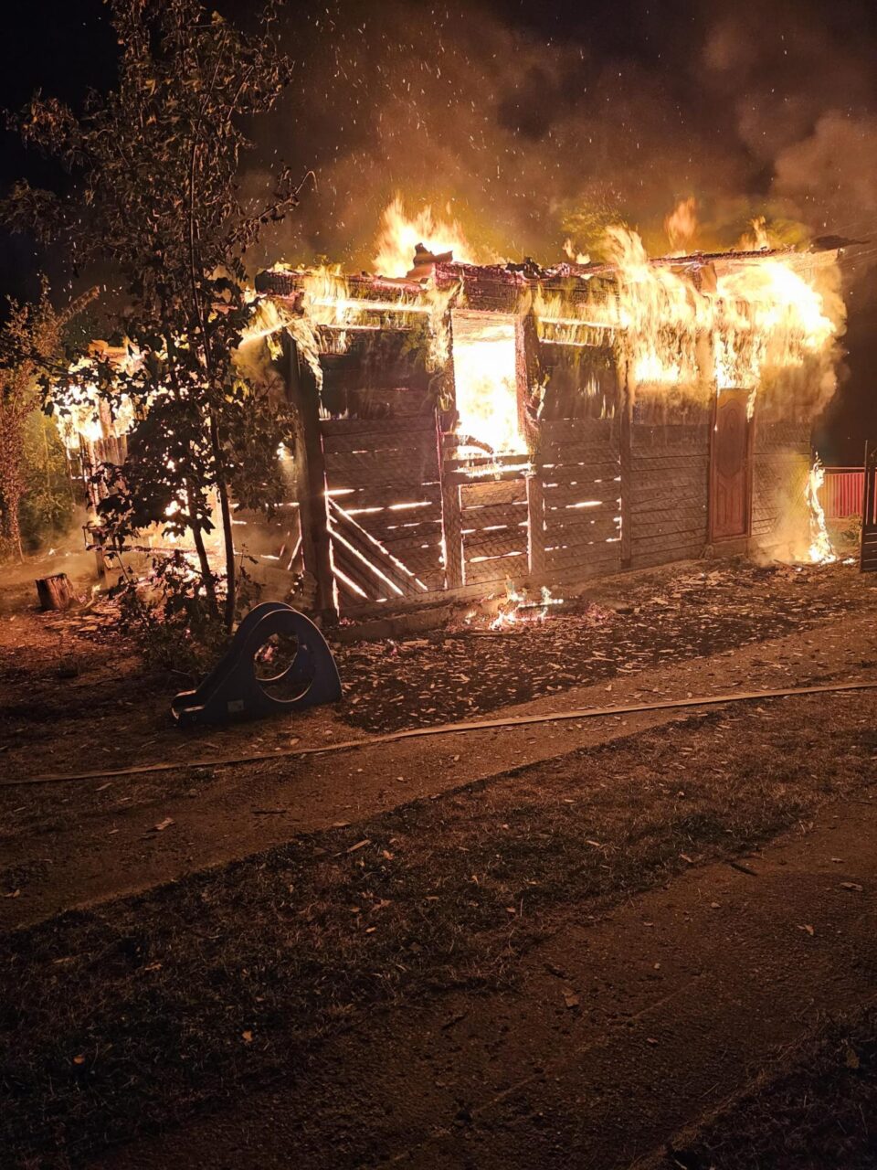 O casă bătrânească a ars în noaptea de vineri spre sâmbătă, în satul Plutonița