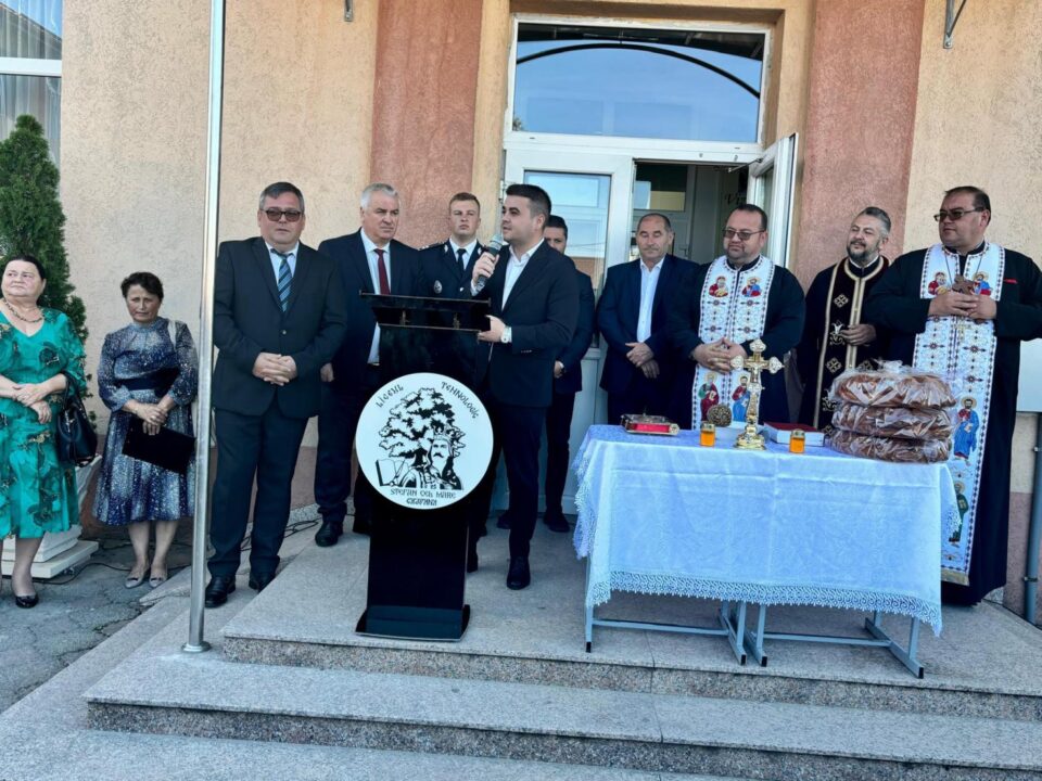 Gheorghe Șoldan a declarat, la începutul noului an școlar, că educația va fi o prioritate a mandatului său Gheorghe Șoldan a declarat, la începutul noului an școlar, că educația va fi o prioritate a mandatului său