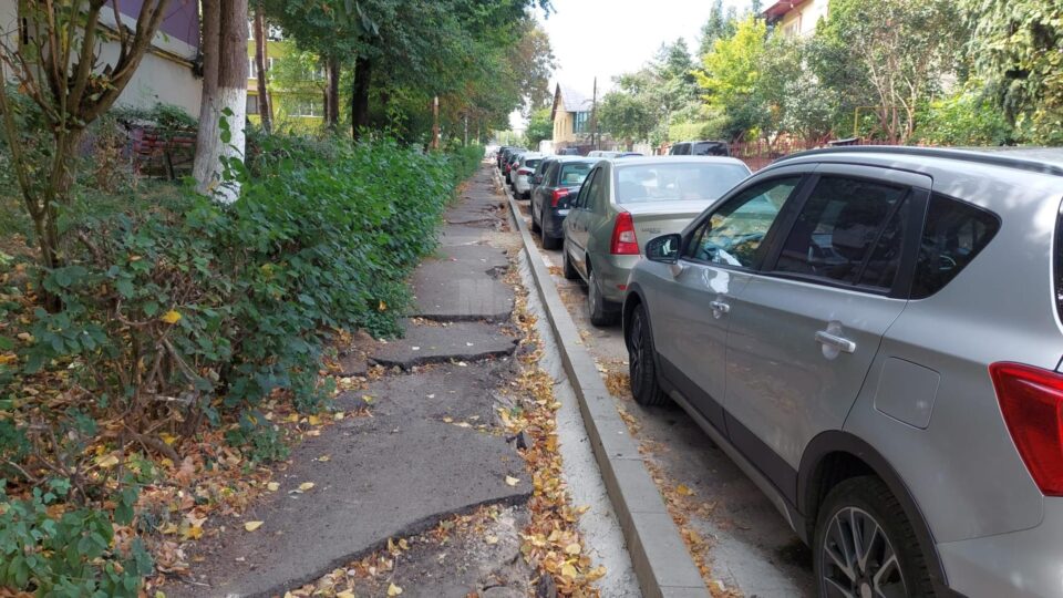 Trotuar al străzii 6 Noiembrie