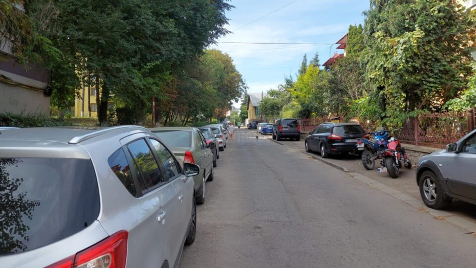 Pe strada 6 Noiembrie pietonii merg pe carosabil