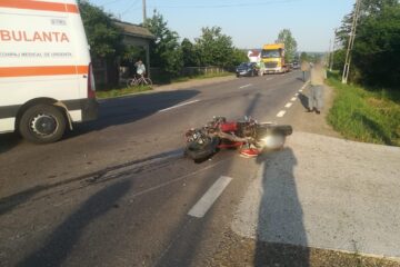 Trei tineri pe motociclete, răniți din cauza unor șoferi care i-au ignorat în trafic (fotografie generică)
